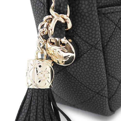 シャネルコピー ミニショルダーバッグ レディース CHANEL カメラケース ポシェット ココマーク キルティング キャビアスキン レザー タッセル ブラック/GD A57717 Y83798 94305 - 商品画像 3