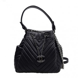 シャネルコピー 【CHANEL】 シェブロンキルティング ドーローストリングバッグ ミディアム ブラックレザー チェーンショルダーバッグ 斜め掛け 巾着型 ココマーク Vステッチ A91273 - 商品画像 2