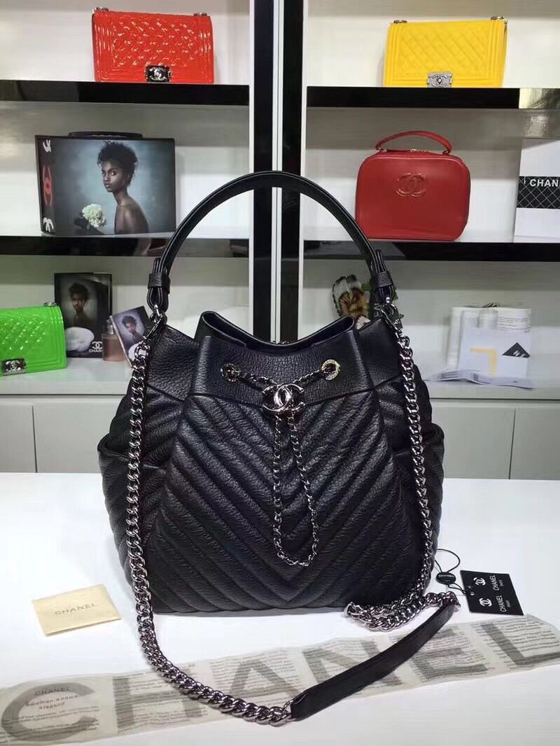 シャネルコピー 【CHANEL】 シェブロンキルティング ドーローストリングバッグ ミディアム ブラックレザー チェーンショルダーバッグ 斜め掛け 巾着型 ココマーク Vステッチ A91273 - 商品画像 4
