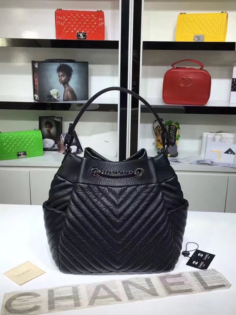 シャネルコピー 【CHANEL】 シェブロンキルティング ドーローストリングバッグ ミディアム ブラックレザー チェーンショルダーバッグ 斜め掛け 巾着型 ココマーク Vステッチ A91273 - 商品画像 8