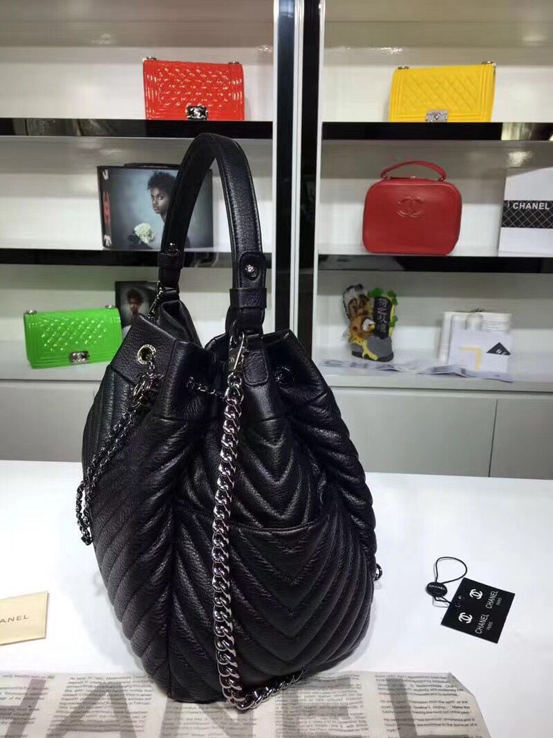 シャネルコピー 【CHANEL】 シェブロンキルティング ドーローストリングバッグ ミディアム ブラックレザー チェーンショルダーバッグ 斜め掛け 巾着型 ココマーク Vステッチ A91273 - 商品画像 5