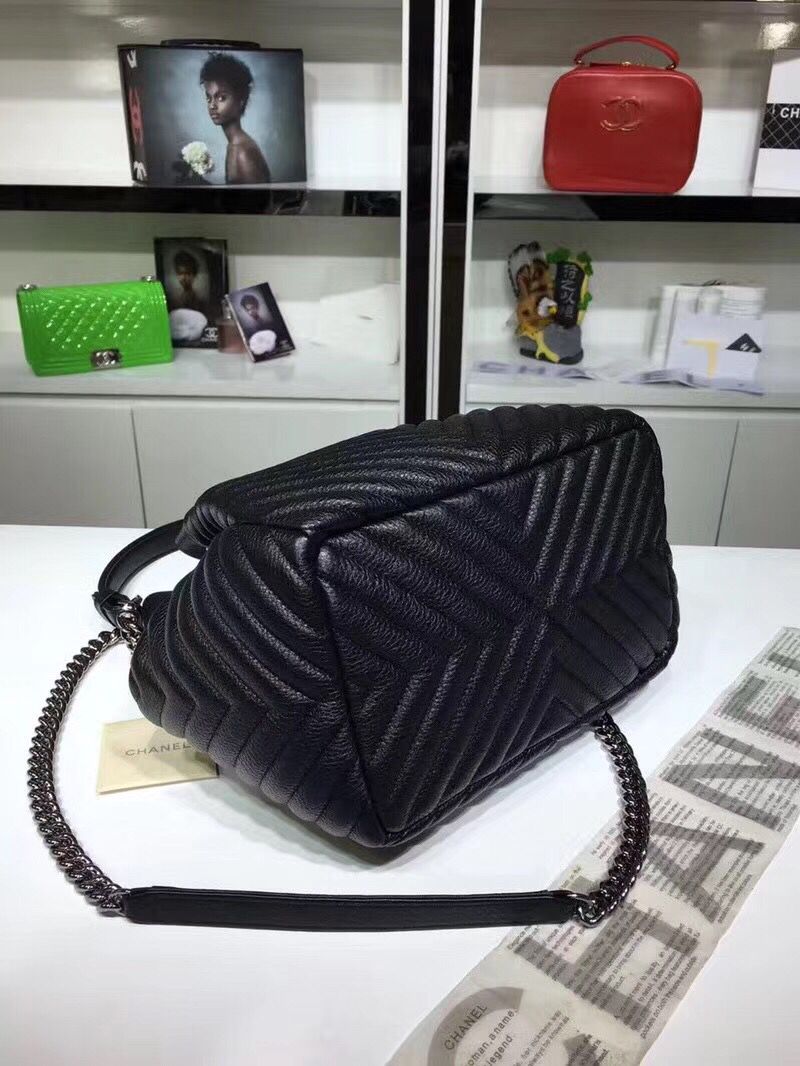 シャネルコピー 【CHANEL】 シェブロンキルティング ドーローストリングバッグ ミディアム ブラックレザー チェーンショルダーバッグ 斜め掛け 巾着型 ココマーク Vステッチ A91273 - 商品画像 1