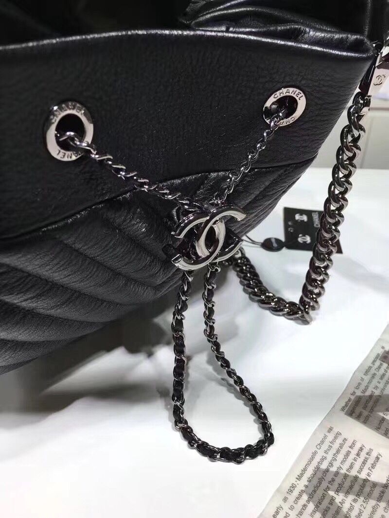 シャネルコピー 【CHANEL】 シェブロンキルティング ドーローストリングバッグ ミディアム ブラックレザー チェーンショルダーバッグ 斜め掛け 巾着型 ココマーク Vステッチ A91273 - 商品画像 6