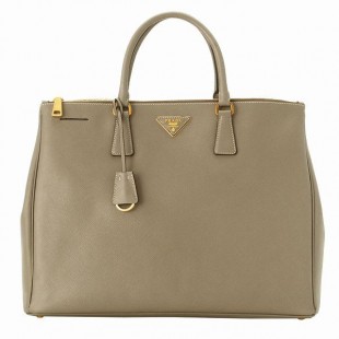 PRADA/プラダコピー SAFFIANO LUXロゴプレート付きビジネストートバッグ BN1802 SAF.LUX ARGILLA - 商品画像 1